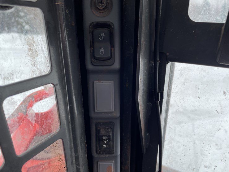 2022-kubota-ssv65-image-47