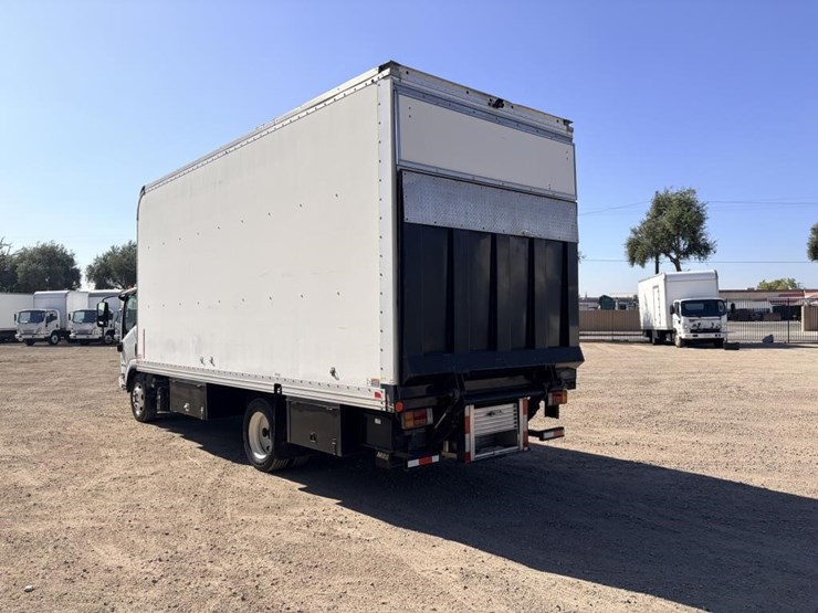 2016-isuzu-nrr-image-4