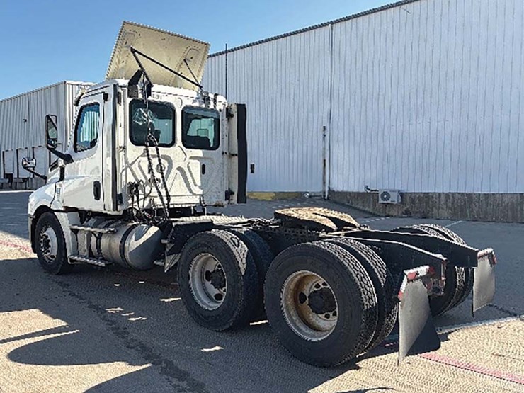 2018-freightliner-cascadia-126-image-2