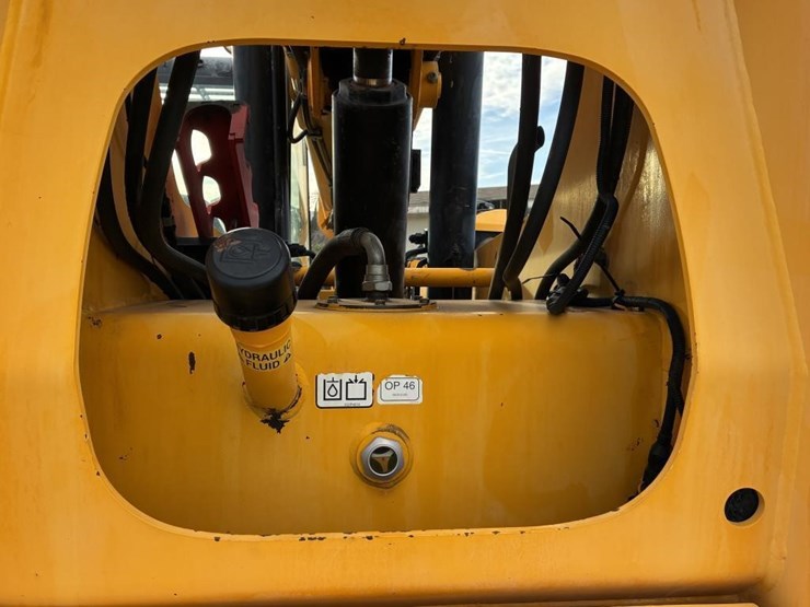 2014-jcb-telescopic-reach-lift-image-10