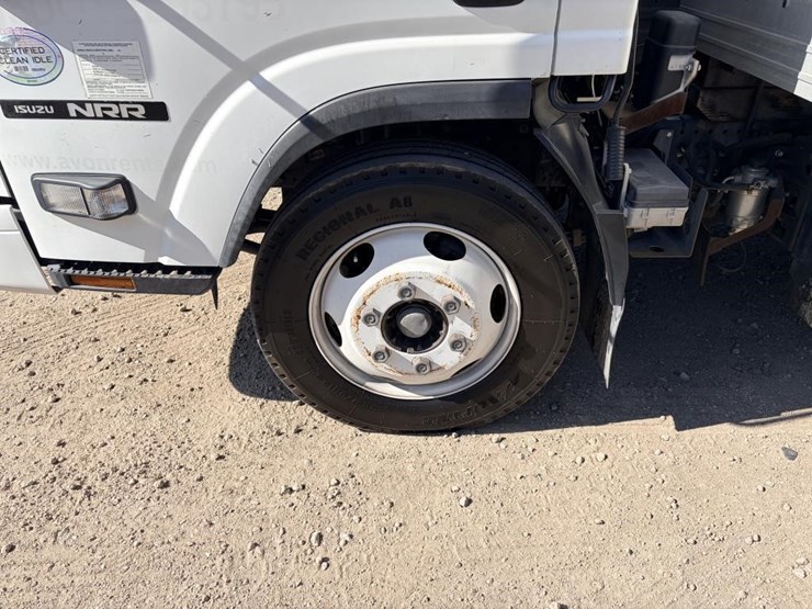 2016-isuzu-nrr-image-11