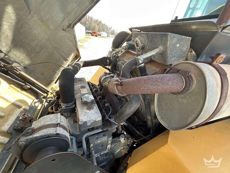 2004-deere-324h-image-11