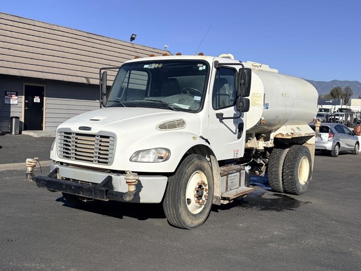 2015-freightliner-m2-106-image-1
