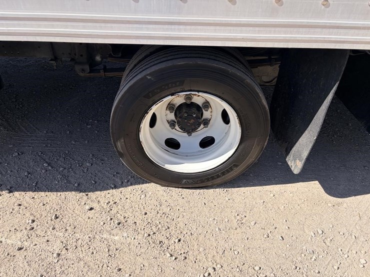 2016-isuzu-nrr-image-10