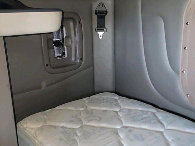 2021-peterbilt-389-image-17