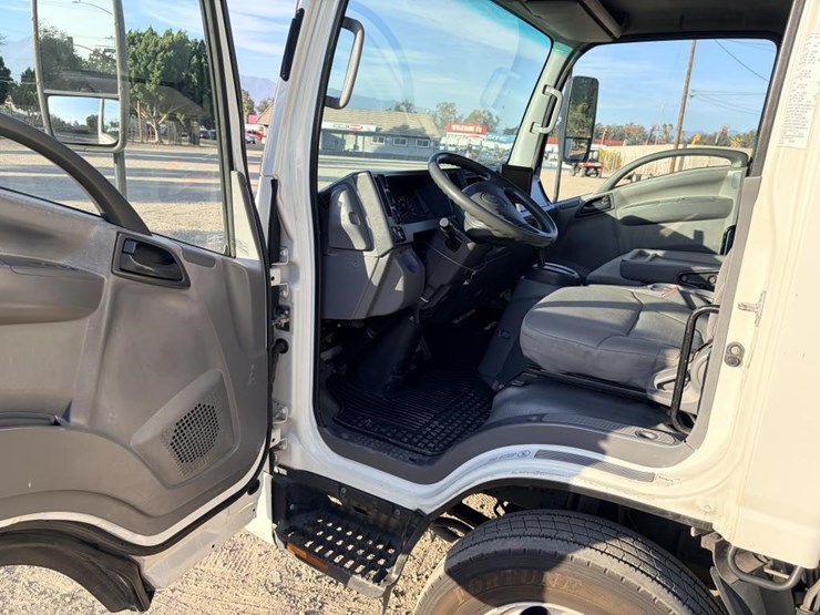 2013-isuzu-npr-image-15