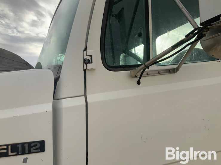 1999-freightliner-fl112-image-11