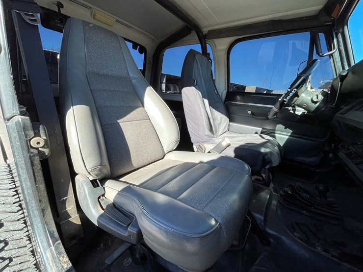 1995-jeep-wrangler-image-76