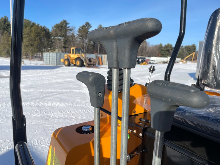 #132-•-miva-va13-mini-excavator-(mosinee,-wi)-image-12