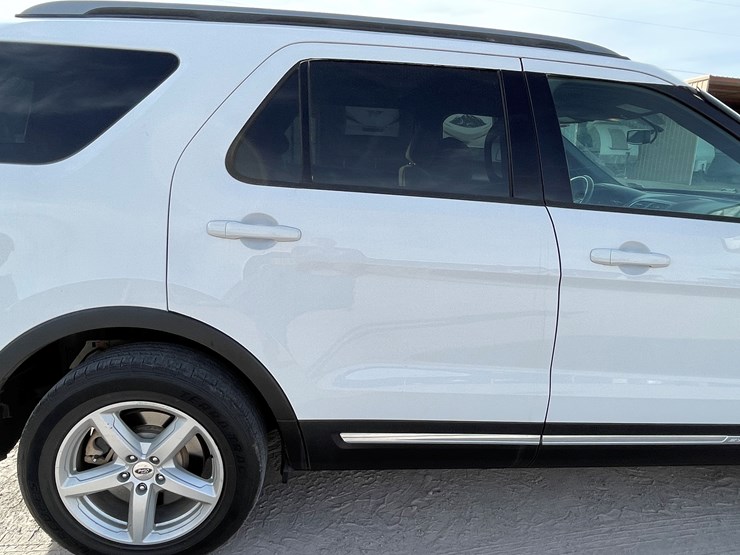 2017-ford-explorer-image-26