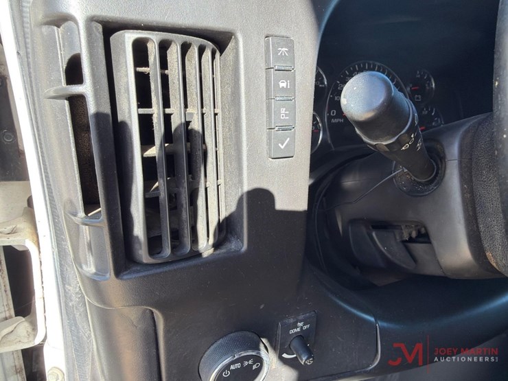 2013-chevrolet-3500-image-27