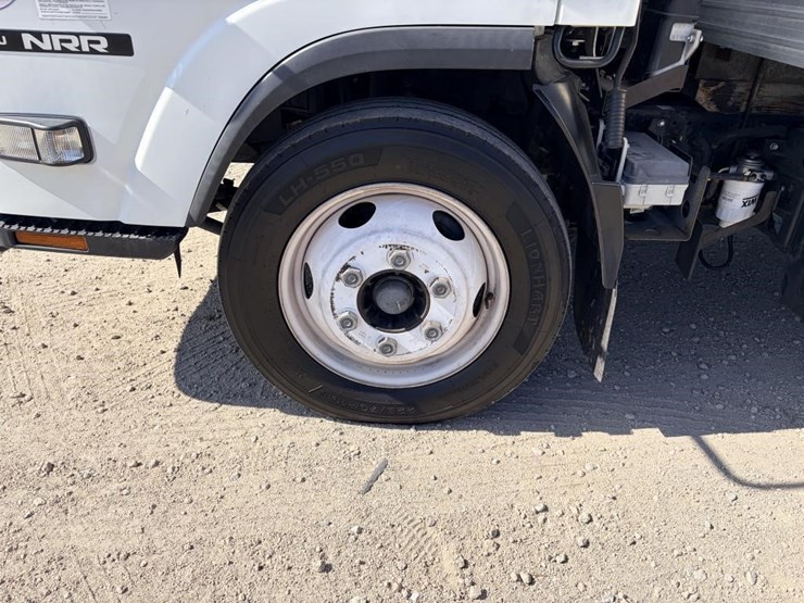 2017-isuzu-nrr-image-11