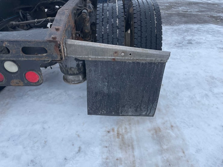 #308-•-2005-freightliner-columbia-semi-tractor-(has-wi-title)-(denmark,-wi)-image-36