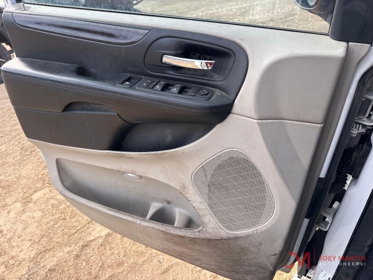 2016-dodge-grand-caravan-image-27