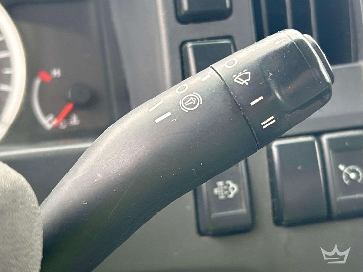 2016-isuzu-npr-image-15