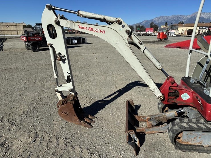 2015-takeuchi-excavator-tb216-image-5