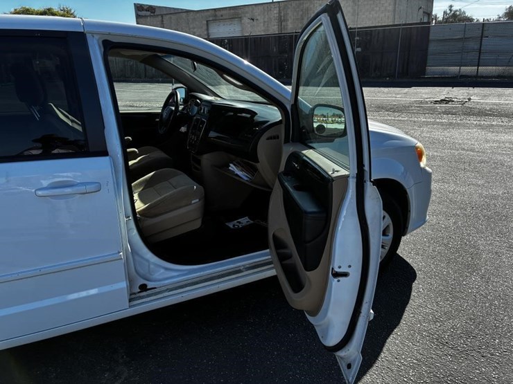 2015-dodge-caravan-image-9