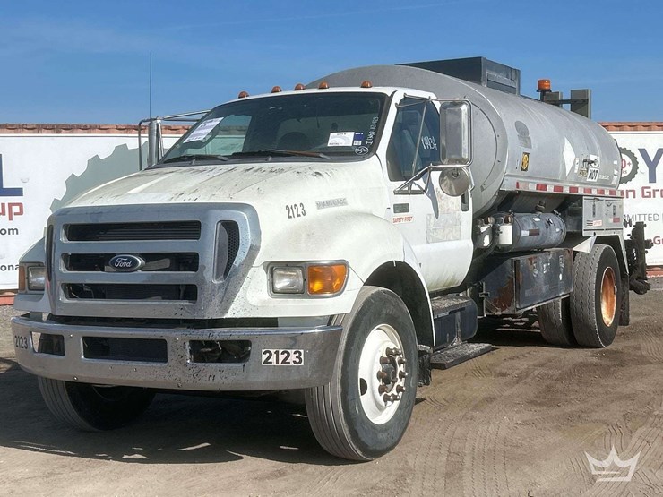 2011-ford-f750-image-1