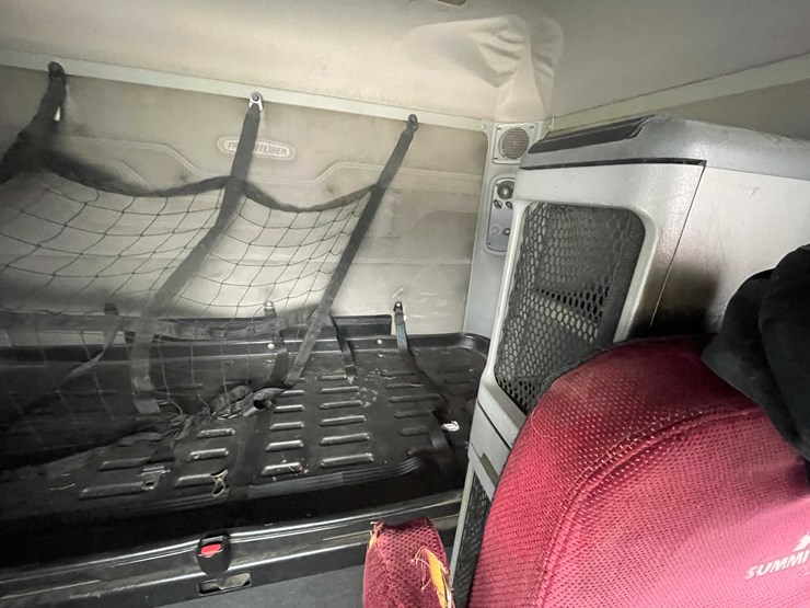 #308-•-2005-freightliner-columbia-semi-tractor-(has-wi-title)-(denmark,-wi)-image-84