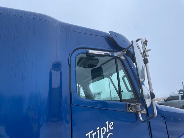 #308-•-2005-freightliner-columbia-semi-tractor-(has-wi-title)-(denmark,-wi)-image-24