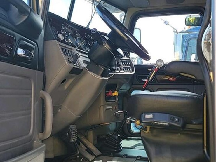 2021-peterbilt-389-image-16