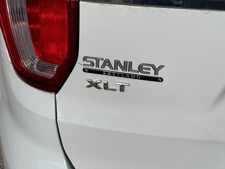 2017-ford-explorer-image-44