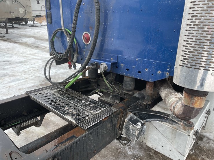 #308-•-2005-freightliner-columbia-semi-tractor-(has-wi-title)-(denmark,-wi)-image-29