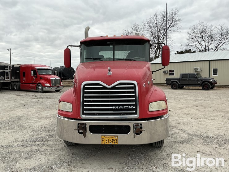 2016-mack-pinnacle-cxu613-image-2