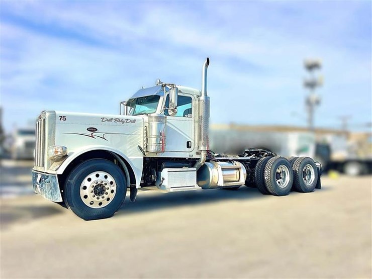 2018-peterbilt-389-image-1