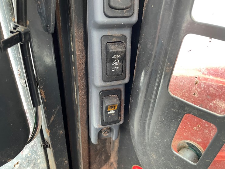 2022-kubota-ssv65-image-46