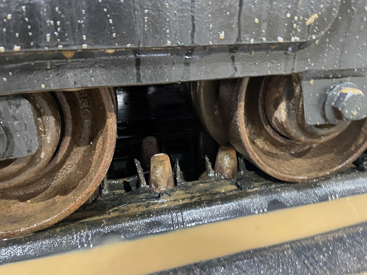 2011-john-deere-329d-image-19