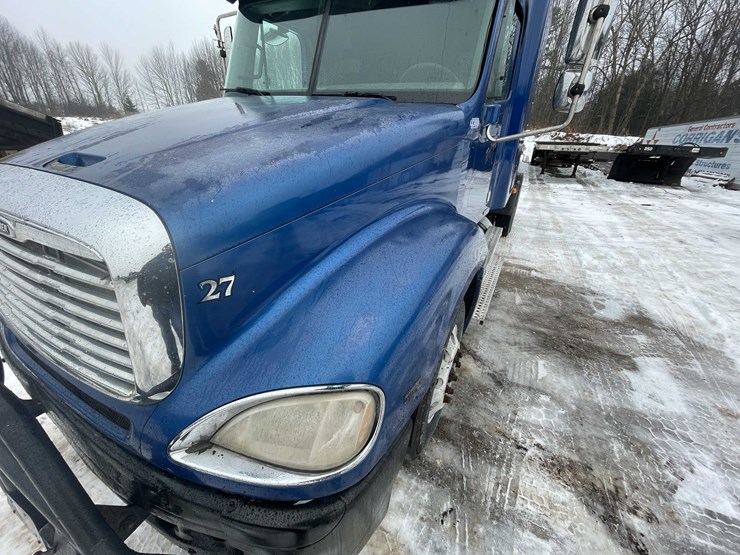 #308-•-2005-freightliner-columbia-semi-tractor-(has-wi-title)-(denmark,-wi)-image-61
