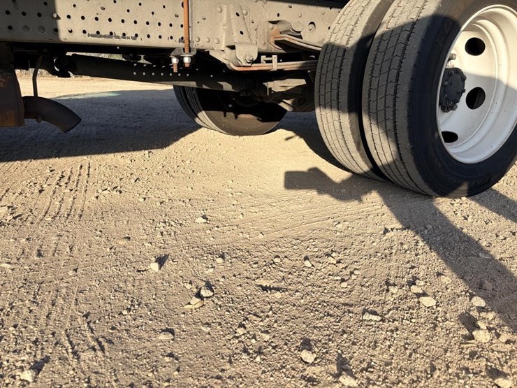 2013-isuzu-npr-image-8