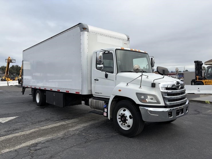 2016-hino-box-truck-image-2