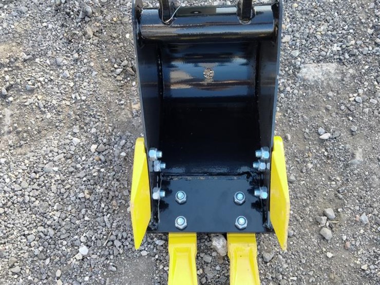 #53-•-mini-excavator-20cm-toothed-bucket-image-2