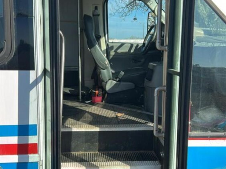 2005-ford-e350-image-11