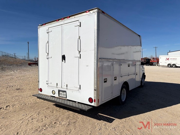 2013-chevrolet-3500-image-3