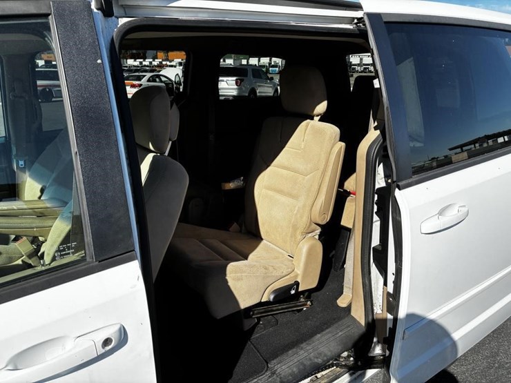 2015-dodge-caravan-image-12