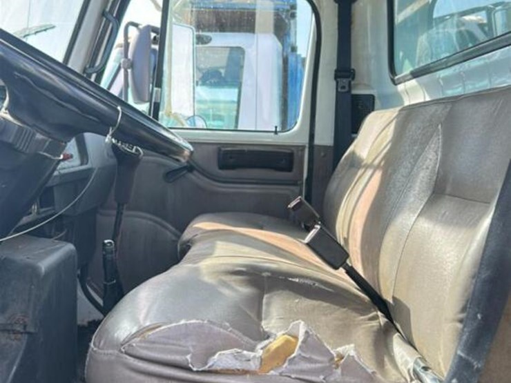 1998-international-4700-image-11