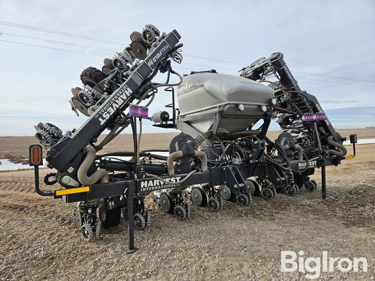 2023-harvest-international-16r30-stack-fold-center-fill-planter-image-3