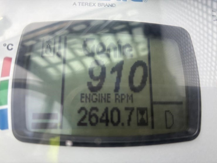 2015-genie-gth-10telescopic-reach-lift-image-19