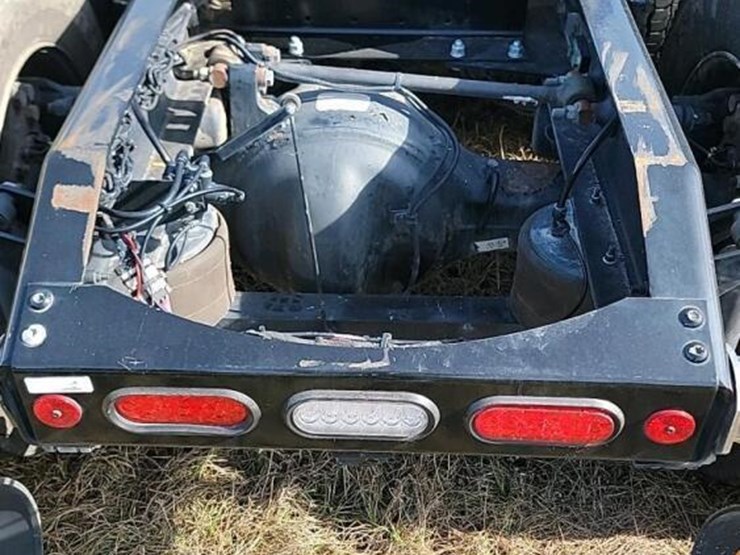 2021-peterbilt-389-image-11