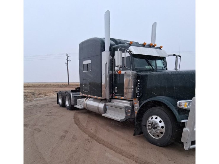 2023-peterbilt-389-image-2