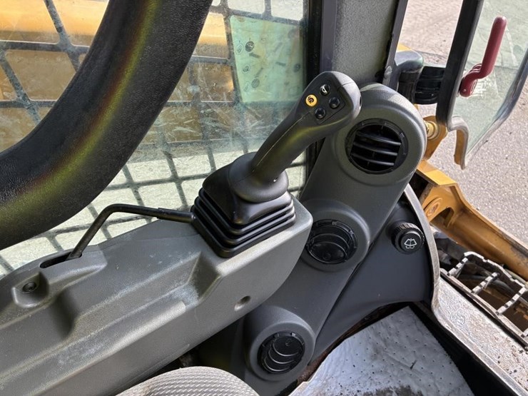 2024-caterpillar-259d3-image-14