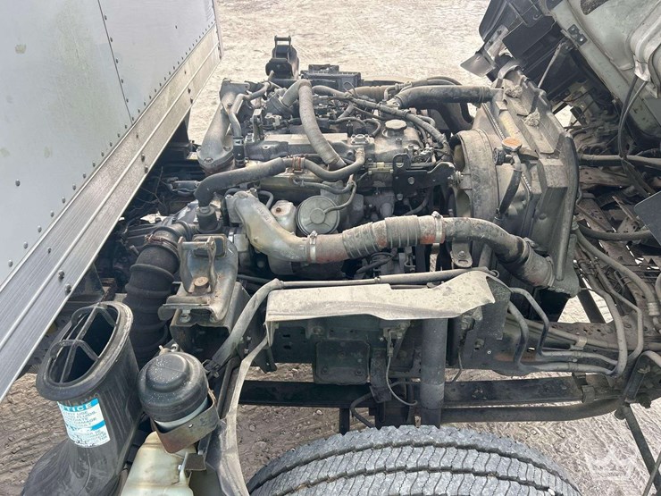 2016-isuzu-npr-image-9