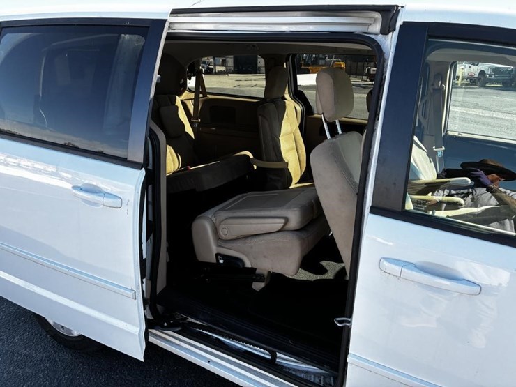2015-dodge-caravan-image-10