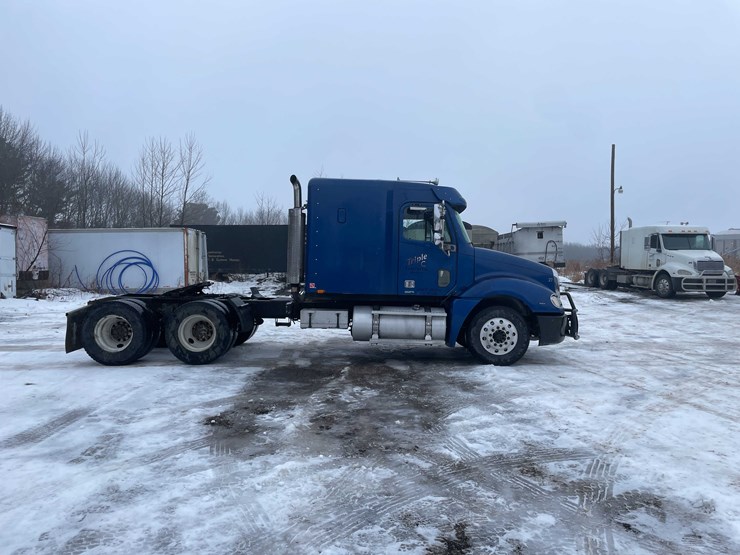 #308-•-2005-freightliner-columbia-semi-tractor-(has-wi-title)-(denmark,-wi)-image-6