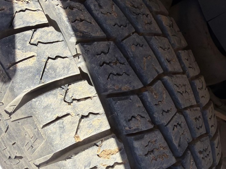 2013-chevrolet-3500-image-9