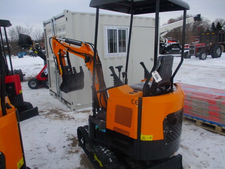 #6598-•-future-ft15-mini-excavator-13.5hp-gas,-rubber-track,16in-digging-bucket,-hydraulic-plumbing,-bulldozer-blade,-manual-thumb-image-2