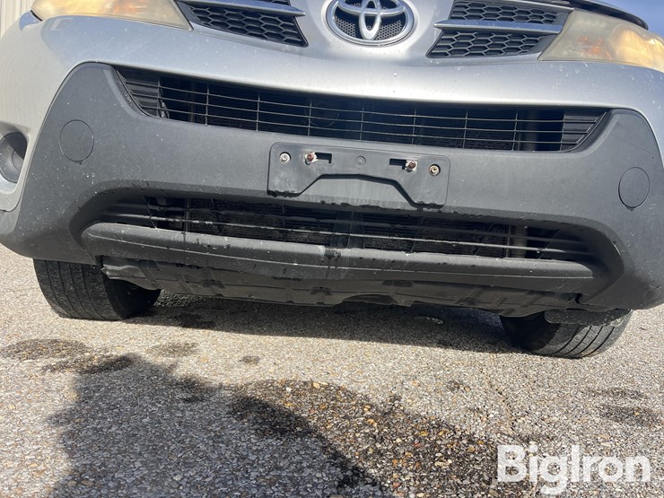 2013-toyota-rav4-le-image-13